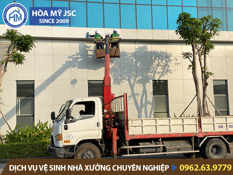 Ve sinh kính mặt ngoài nhà xưởng