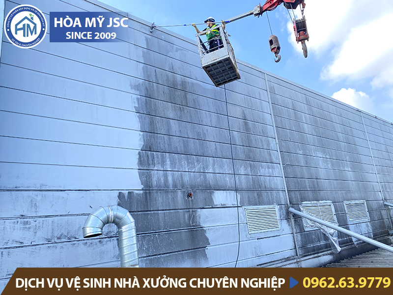 Vệ sinh vách panel mặt ngoài nhà xưởng