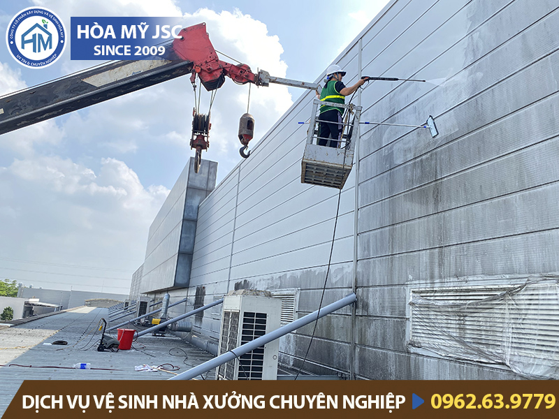 Vệ sinh tấm vách panel mặt ngoài nhà xưởng