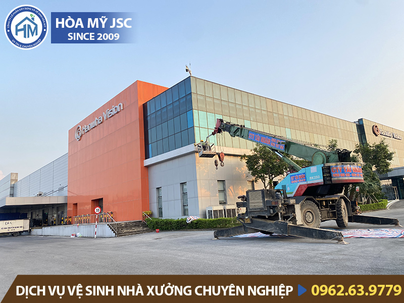 Vệ sinh kính mặt ngoài nhà xưởng